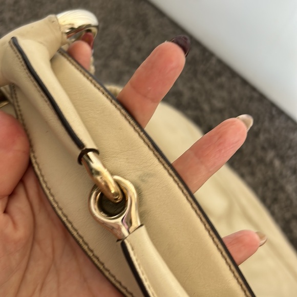 Gucci large hobo style purse w gold hardware inside is immaculate - Picture 3 of 7